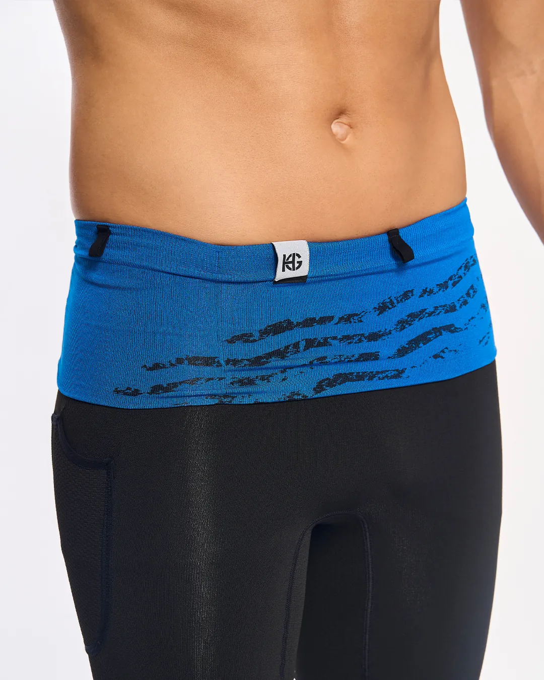 Calças justas pretas com cós largo azul com padrão preto e logótipo KG