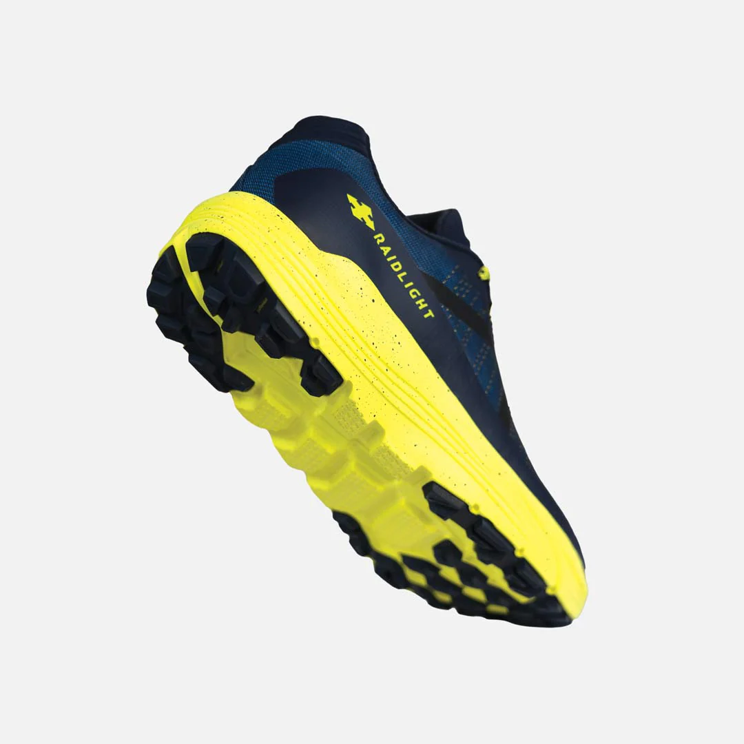 Ténis desportivos azul escuro com sola amarela vista por baixo