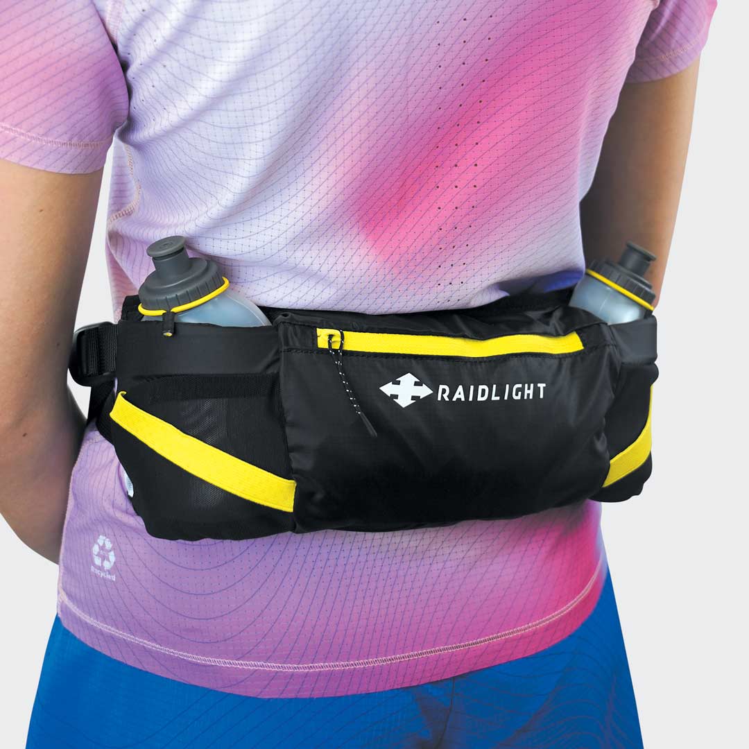 Cinto de hidratação preto com detalhes amarelos e recipientes de água