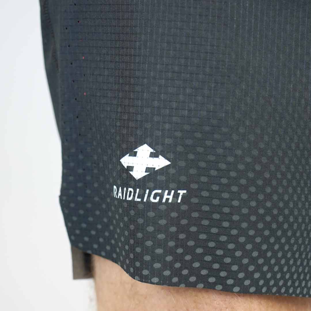 Calção preto com padrão de pontos cinzentos e logótipo RAIDLIGHT