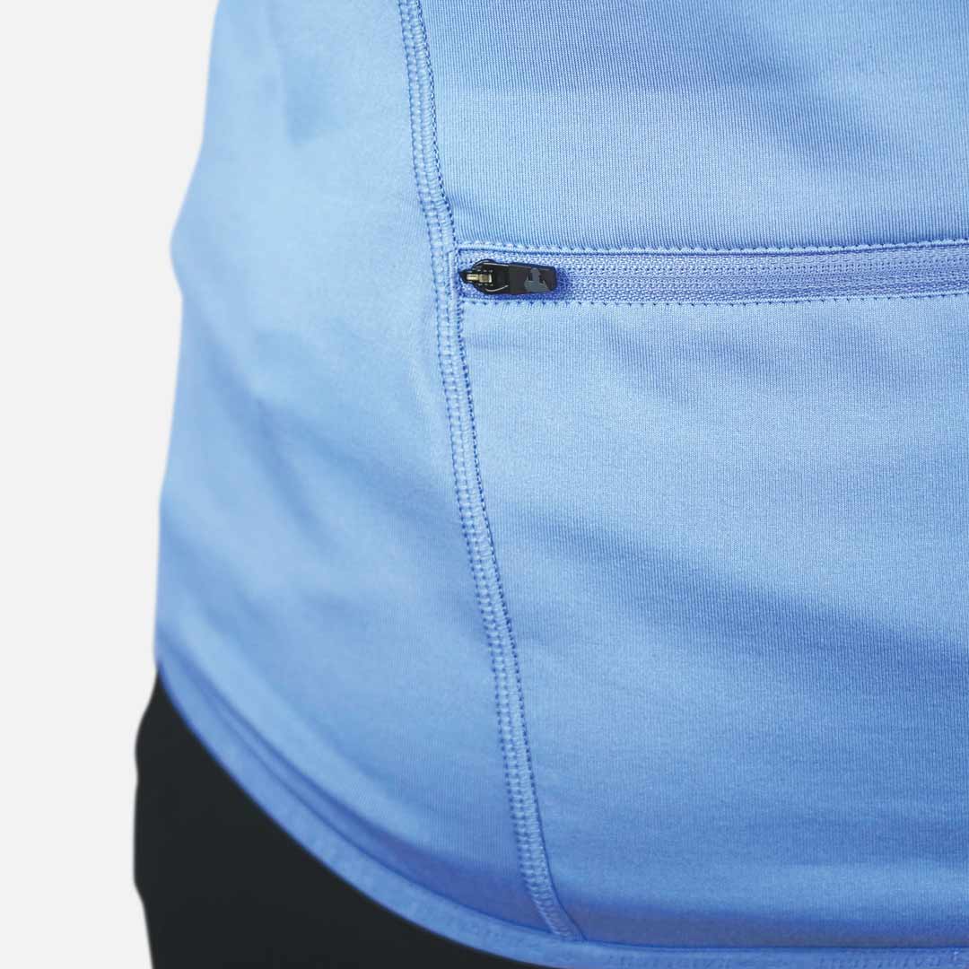 Pormenor de peça de vestuário azul claro com fecho