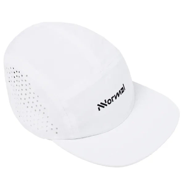 Boné branco com visor e detalhes perfurados nas laterais com logotipo Nornal