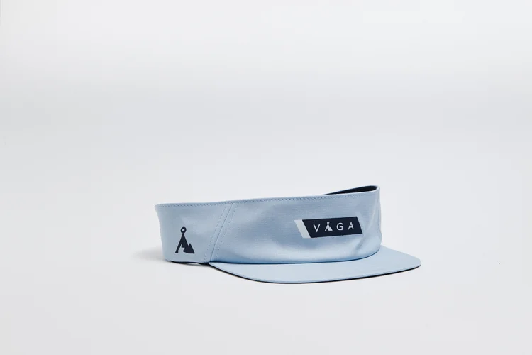 Viseira azul clara com logótipo VAGA preta e branca