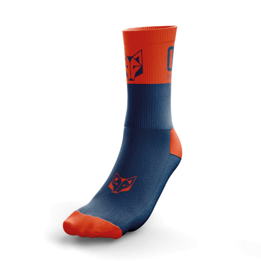 Meia desportiva azul e laranja com logotipo de raposa