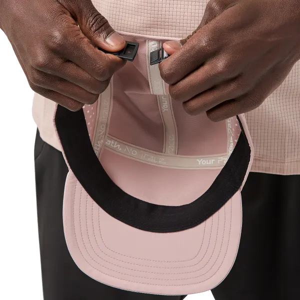 Boné rosa claro com aba preta e fecho ajustável