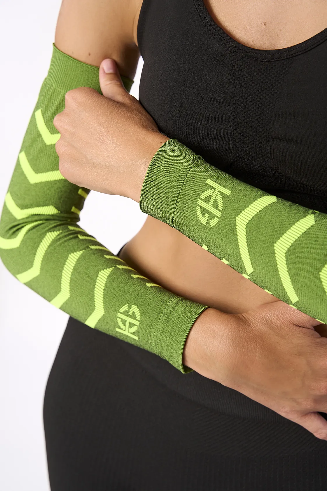 Manguitos desportivos verdes com padrões amarelos claros