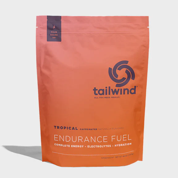 Saco vermelho alaranjado de produto alimentício Tailwind com texto em azul e branco.