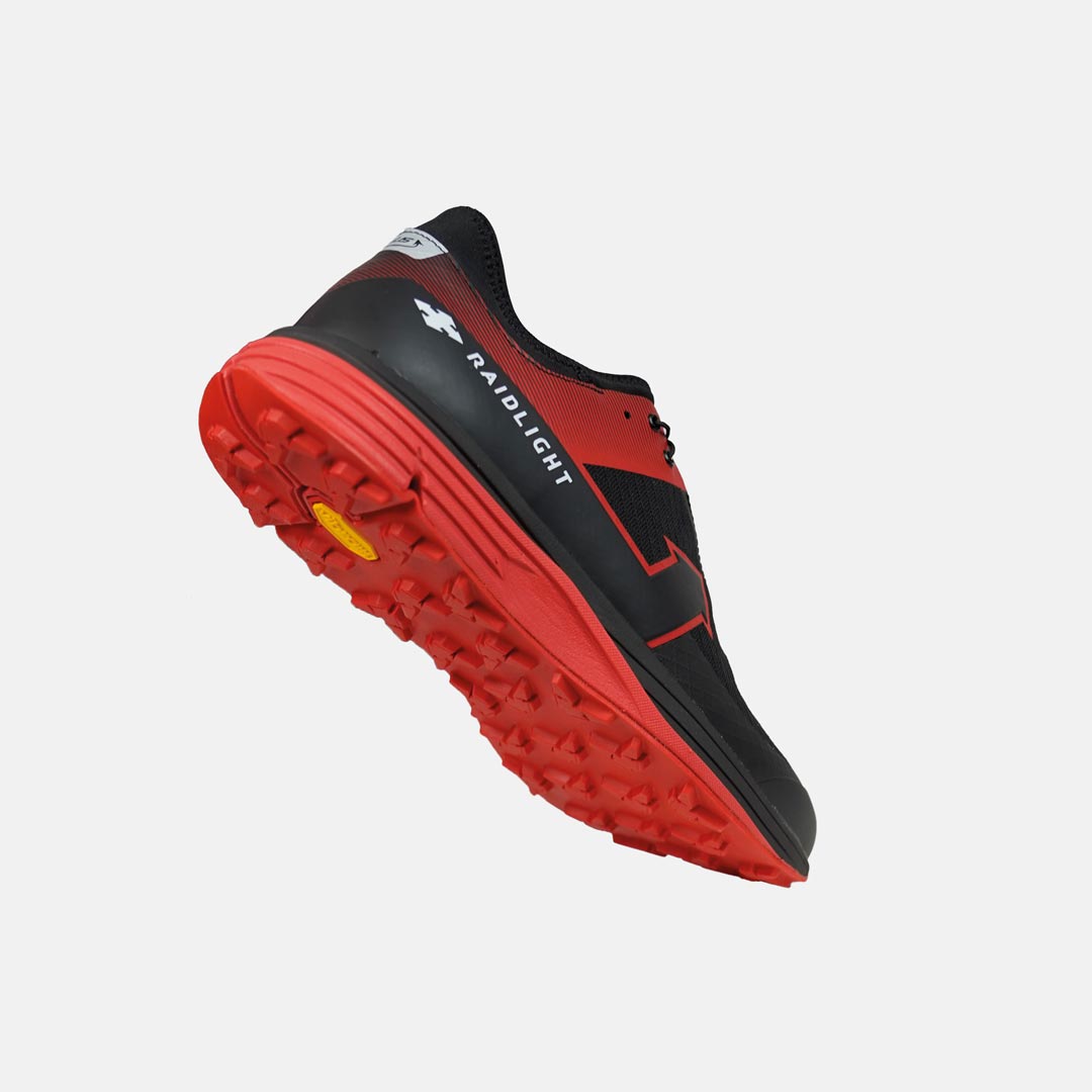 Ténis desportivos Raidlight preto e vermelho com sola vermelha