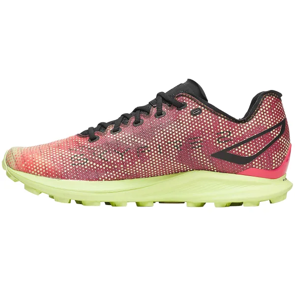 Ténis desportivo rosa com padrão pontilhado branco e sola amarela esverdeada