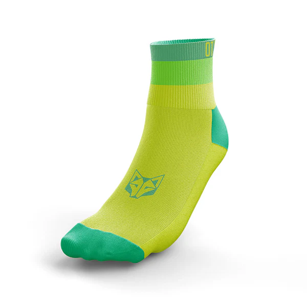 Meias desportivas verdes com logotipo de raposa azul e texto OT no cano