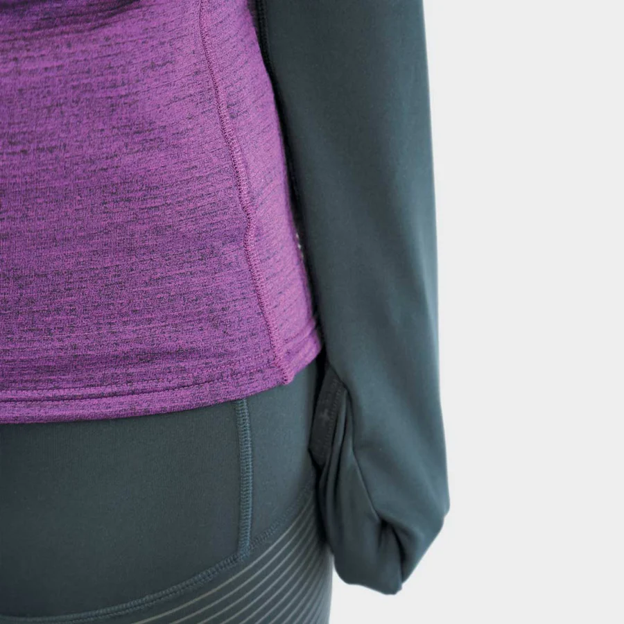 Detalhe de roupa desportiva roxa e preta com mão com luva preta