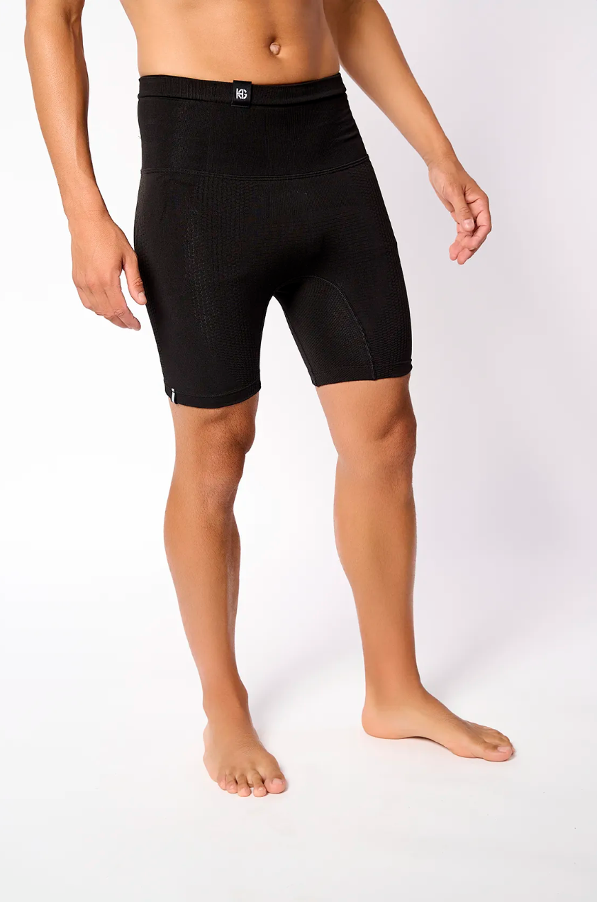 Calções pretos justos até meio da coxa com etiqueta HG na cintura