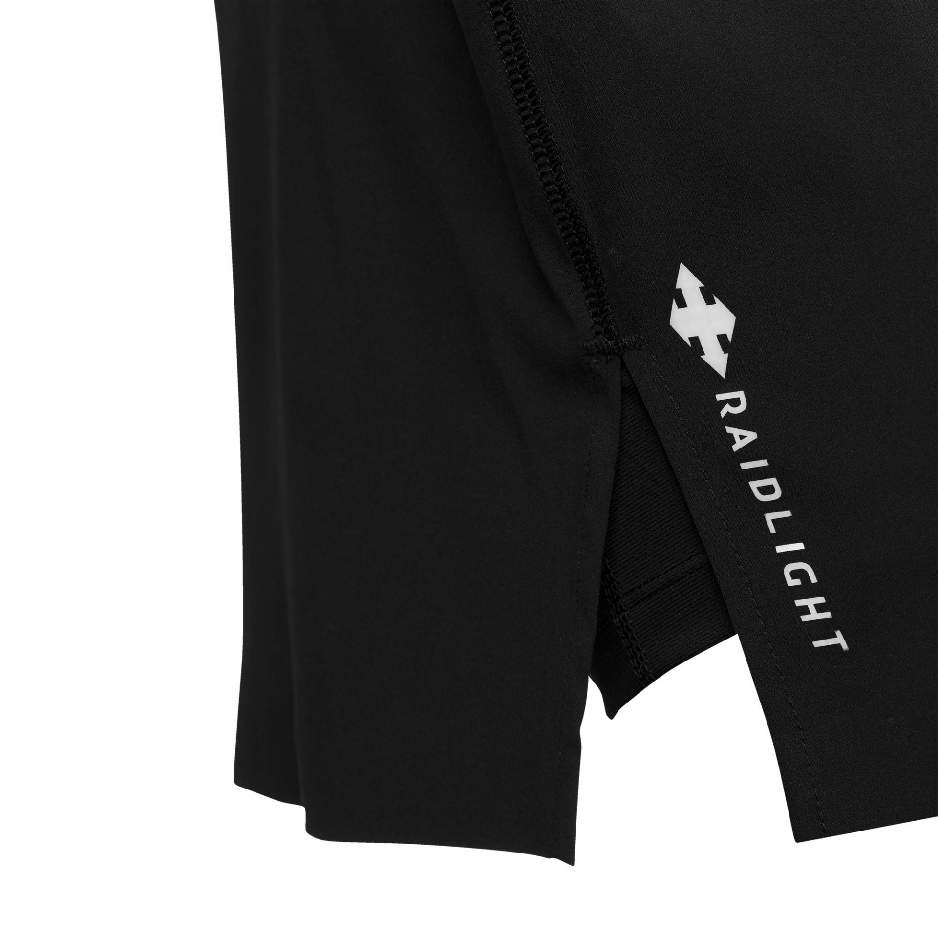 Pormenor de roupa preta com logótipo 'RAIDLIGHT' branco