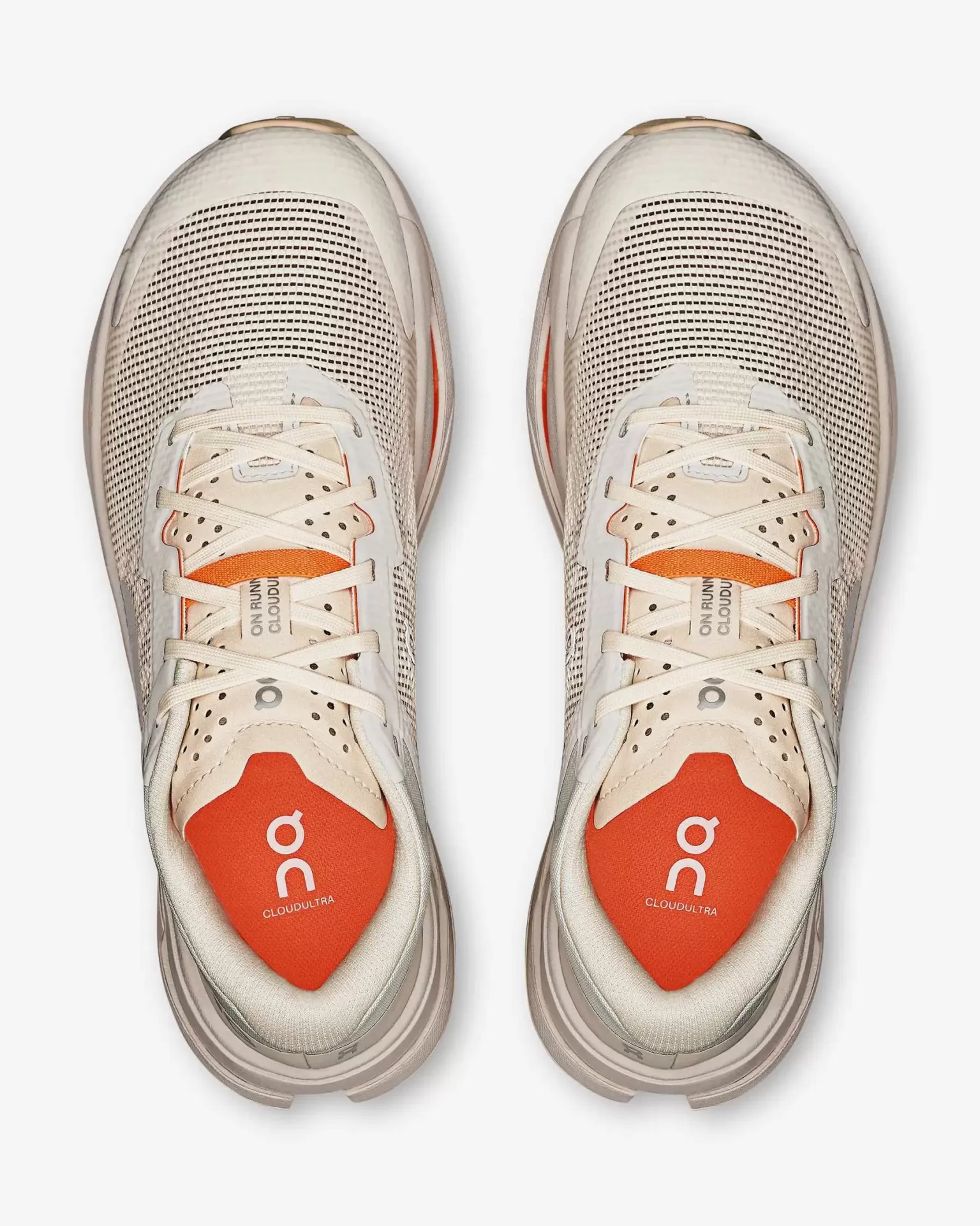 Par de sapatilhas desportivas creme com detalhes em laranja e etiquetas 'ON RUN CLOUDULTRA'