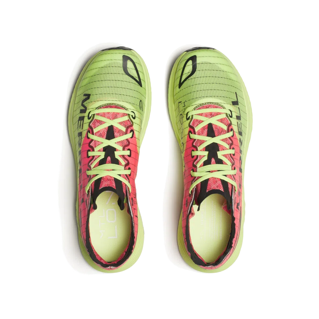 Ténis de corrida verde-lima e vermelho com texto preto