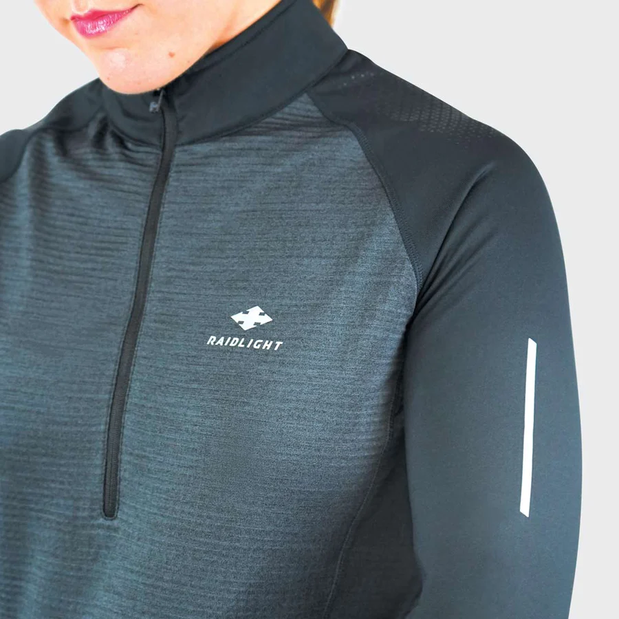 Roupa desportiva cinza e preta com logótipo RAIDLIGHT e fecho zíper frontal