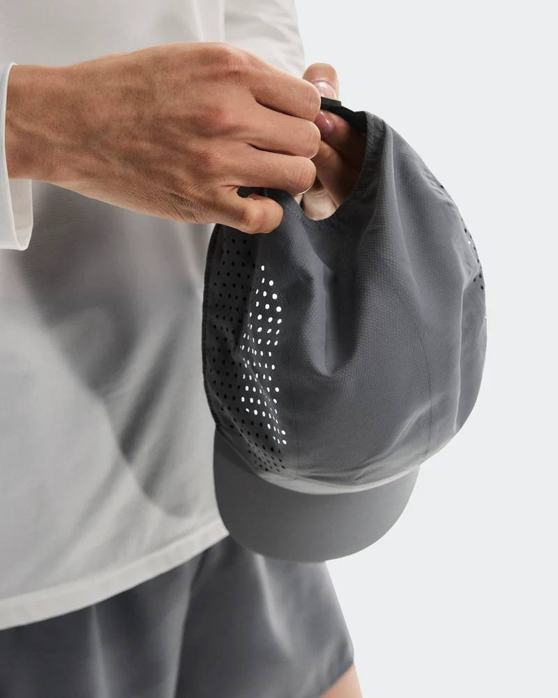 Boné cinzento com furos laterais e tecido estruturado