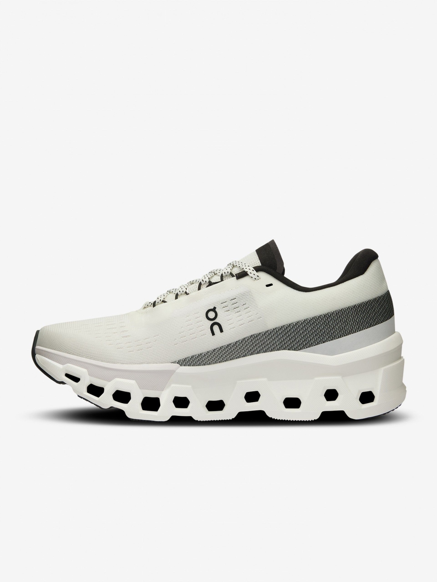 Ténis desportivos brancos com detalhes pretos e sola espessa com recortes hexagonais.