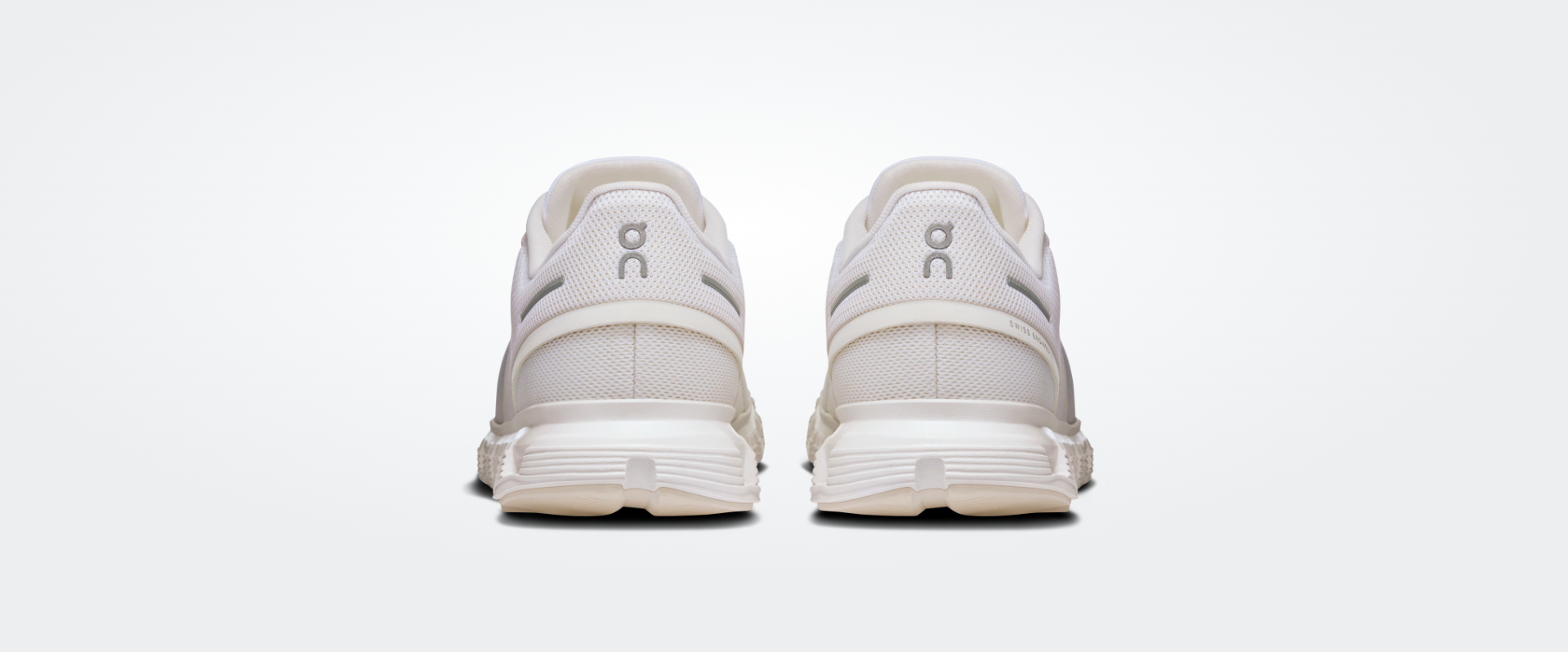 Sapatilhas desportivas brancas com sola grossa vistas de trás