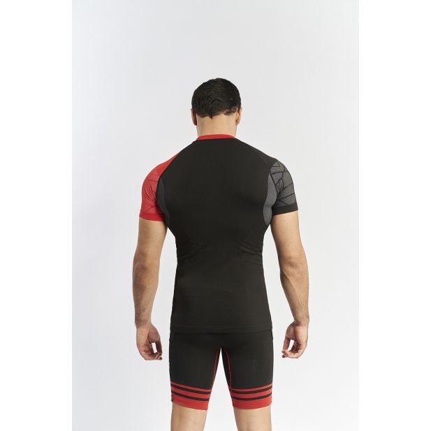 Conjunto desportivo masculino visto de costas com t-shirt preta e calções pretos com detalhes vermelhos