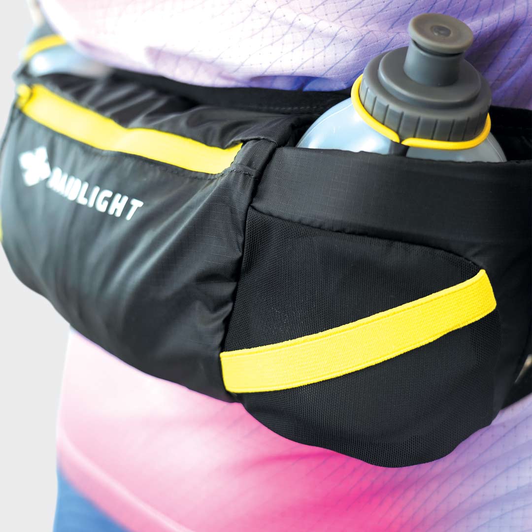 Cinto desportivo preto com detalhes amarelos e garrafa de água cinzenta