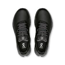 Sapatos desportivos pretos com cadarços cinzentos sobre fundo branco