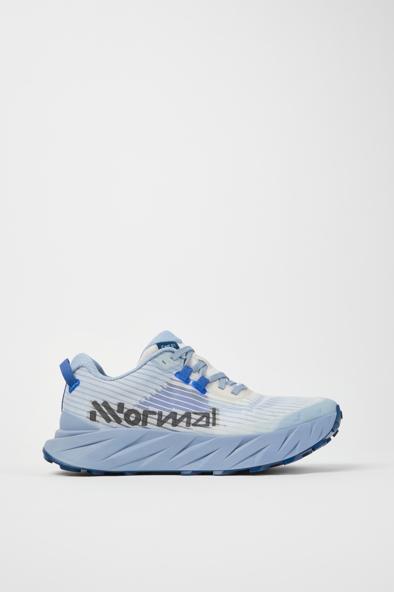 Ténis desportivos azuis claros com sola espessa e estampagem iNormal na lateral