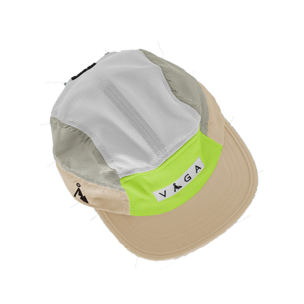 Boné multicolorido bege, cinza, branco e verde com etiqueta VAGA.