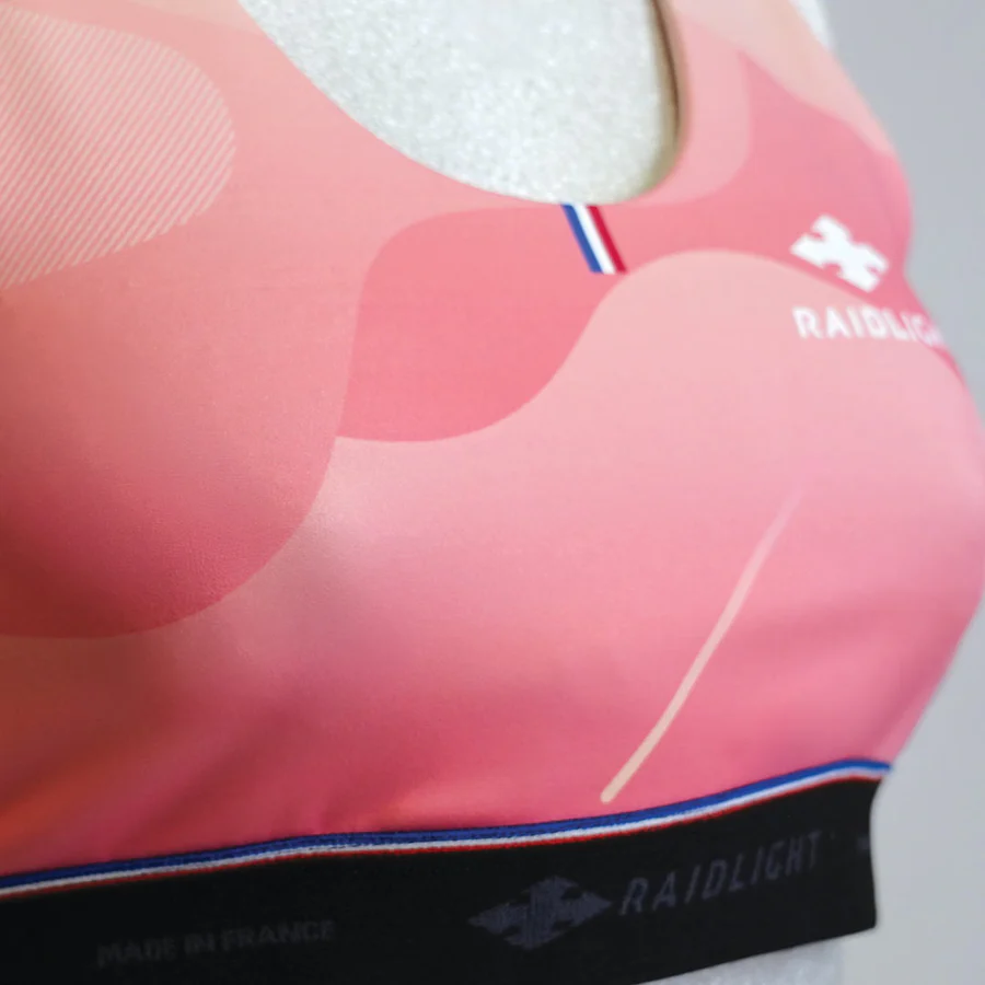 Top desportivo rosa com padrões e detalhes coloridos