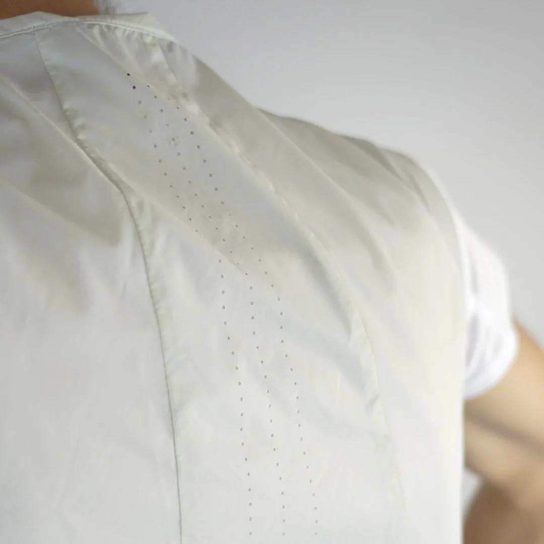 Blusão branco com costuras e detalhes perfurados em linha vertical