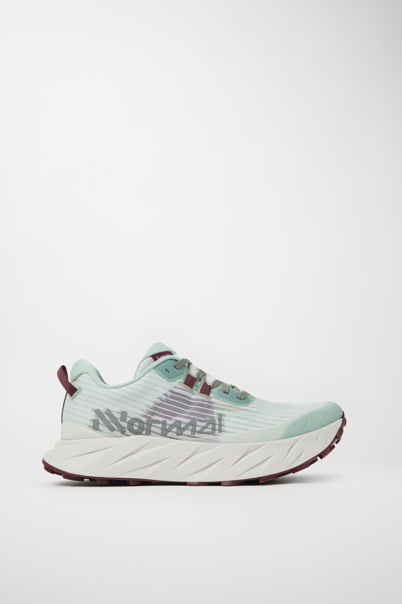 Ténis de corrida verde menta com sola branca e texto iNormal na lateral