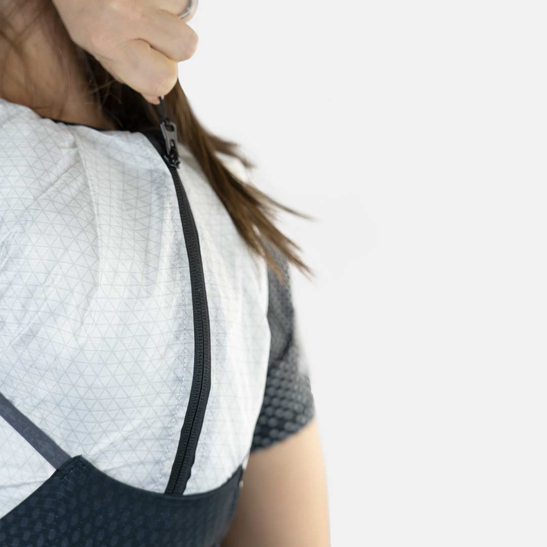 Roupa desportiva com colete branco e t-shirt preta com padrões