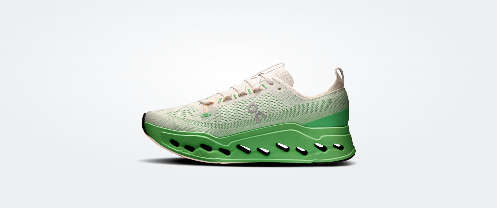 Sapatilha desportiva beige e verde com sola verde e detalhes pretos