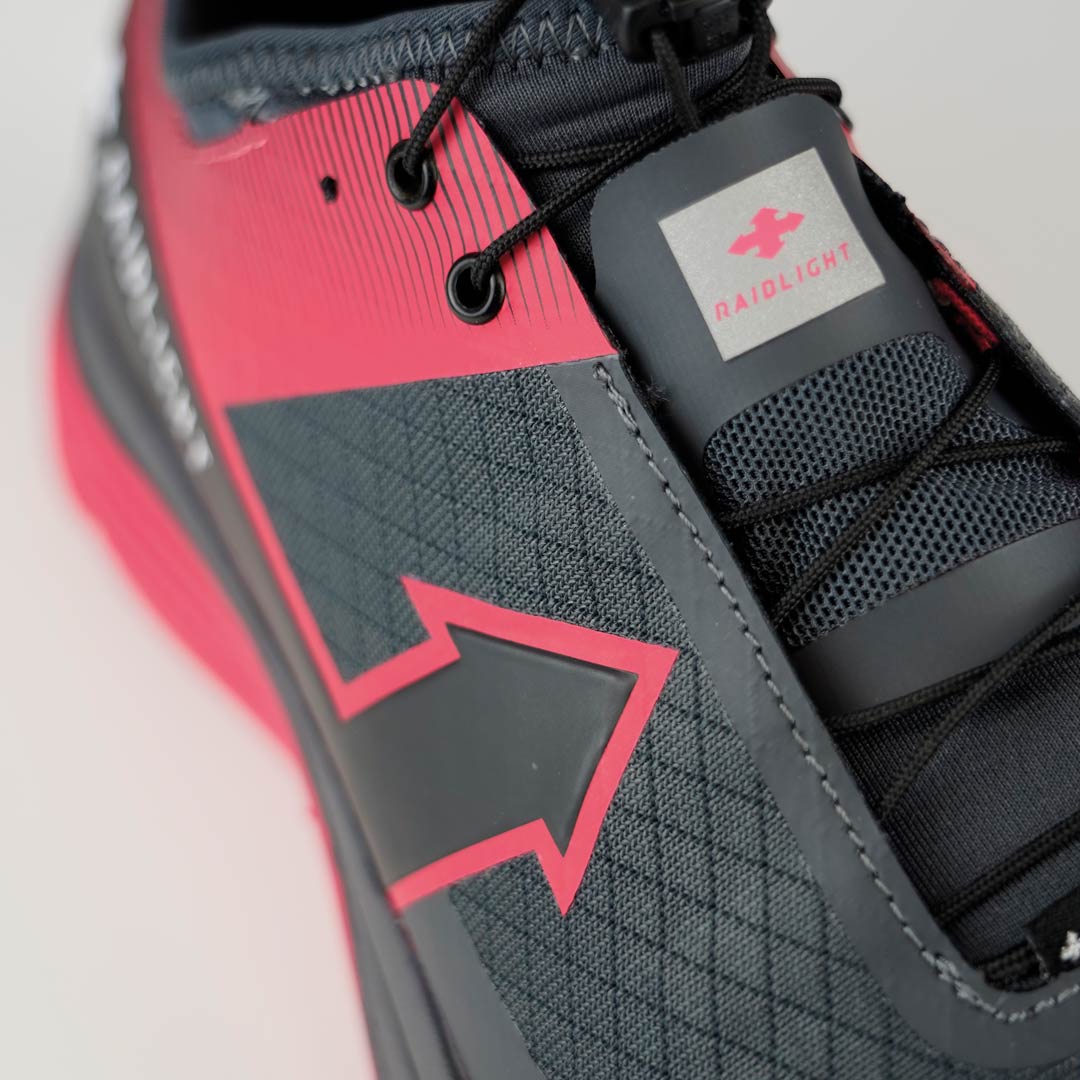Sapato desportivo vermelho e cinzento com padrão geométrico e etiqueta RAIDLIGHT