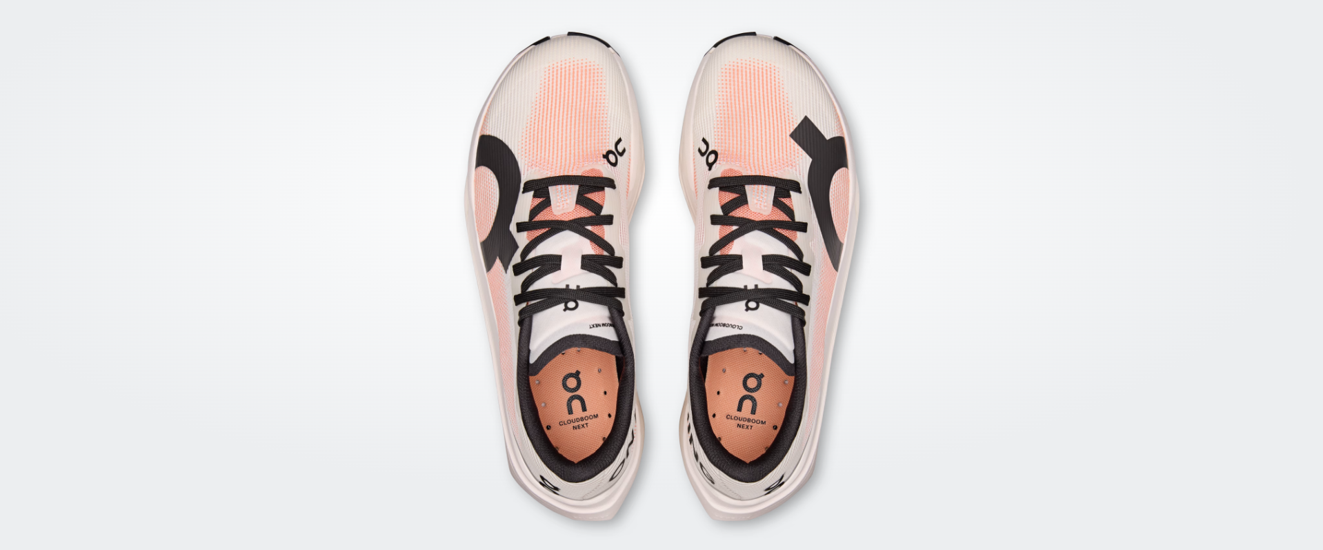 Par de sapatilhas desportivas cor-de-rosa com detalhes pretos e interior cor-de-rosa