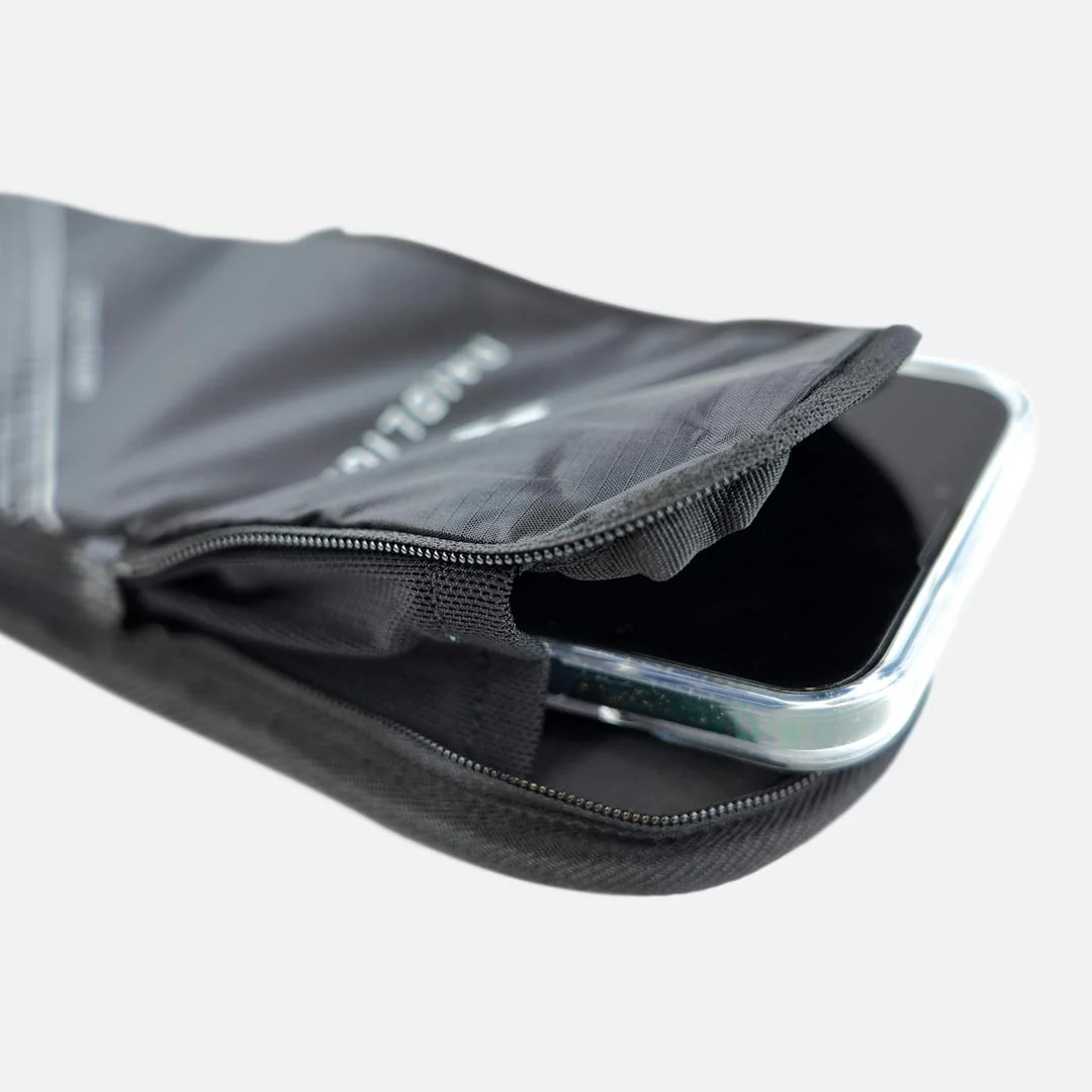 Bolsa preta com fecho de correr e smartphone dentro