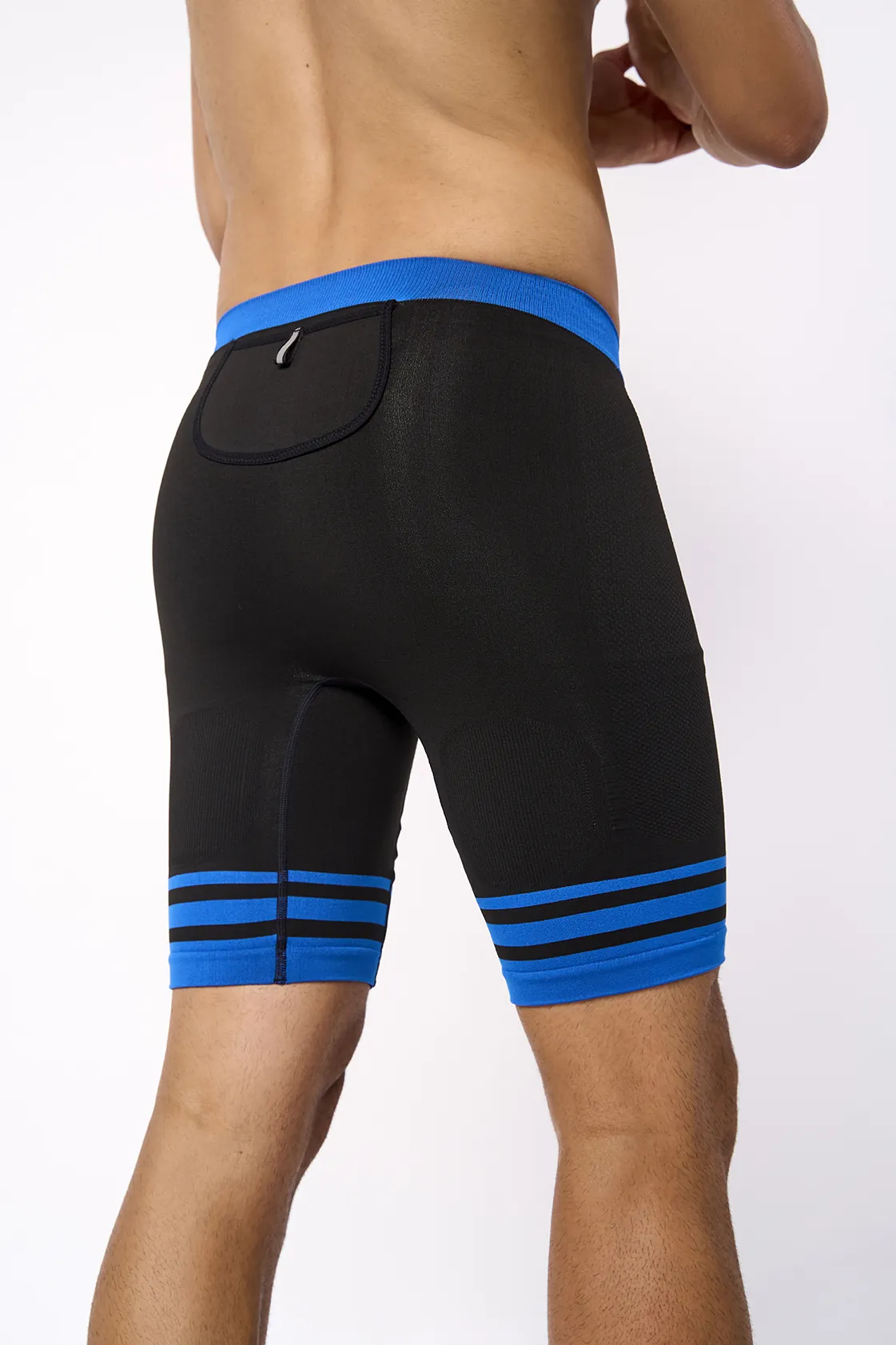 Calções desportivos pretos com detalhes azuis e bolsinho nas costas