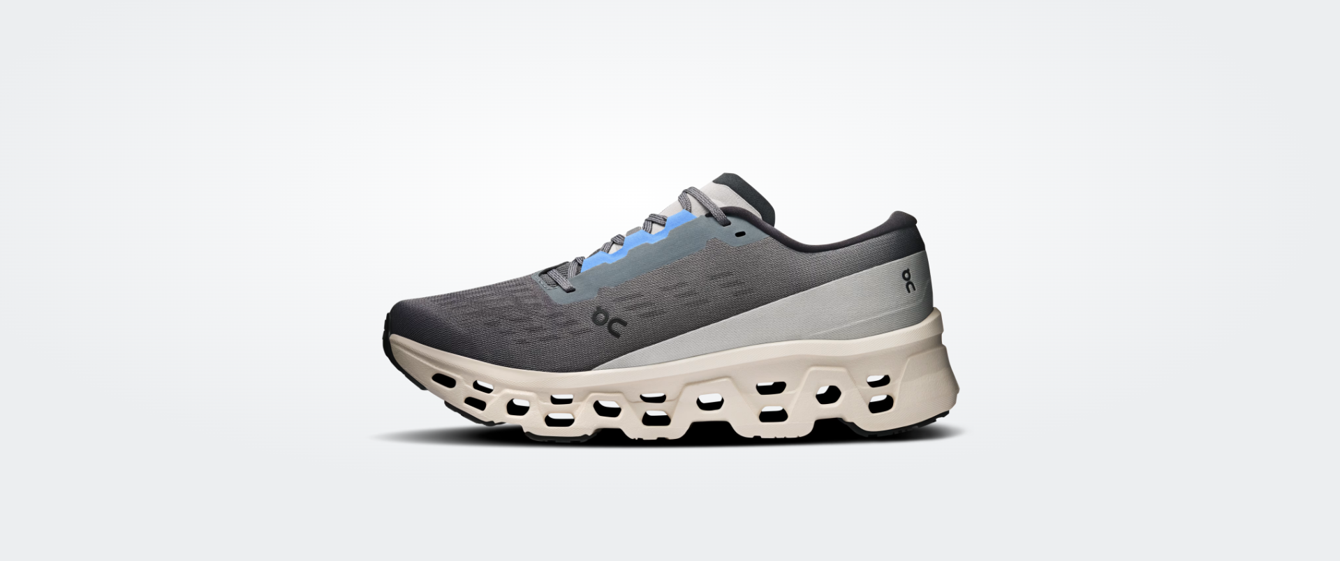 Ténis desportivo cinza com detalhes em azul e branco