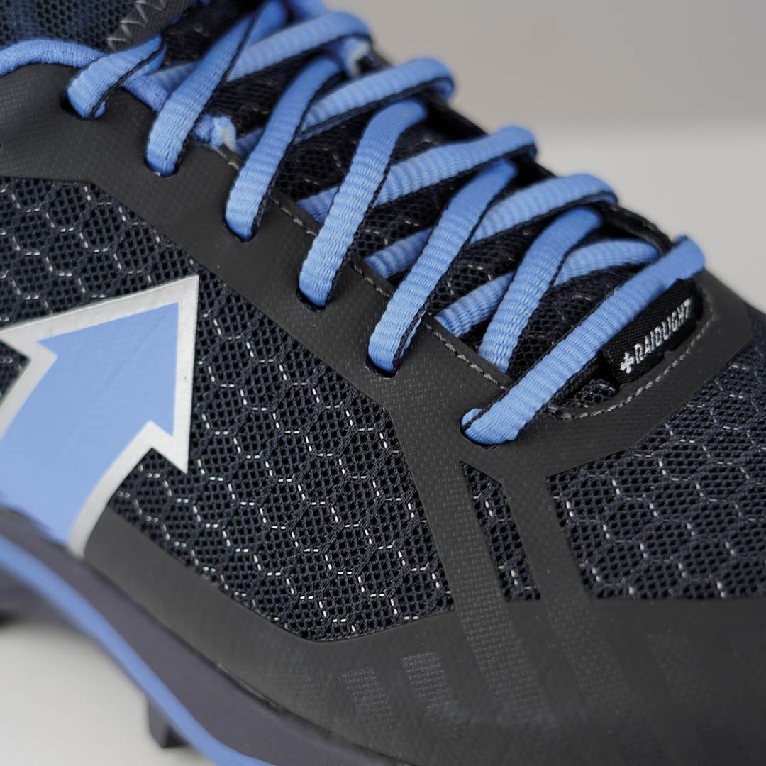 Ténis desportivo preto com malha e atacadores azuis