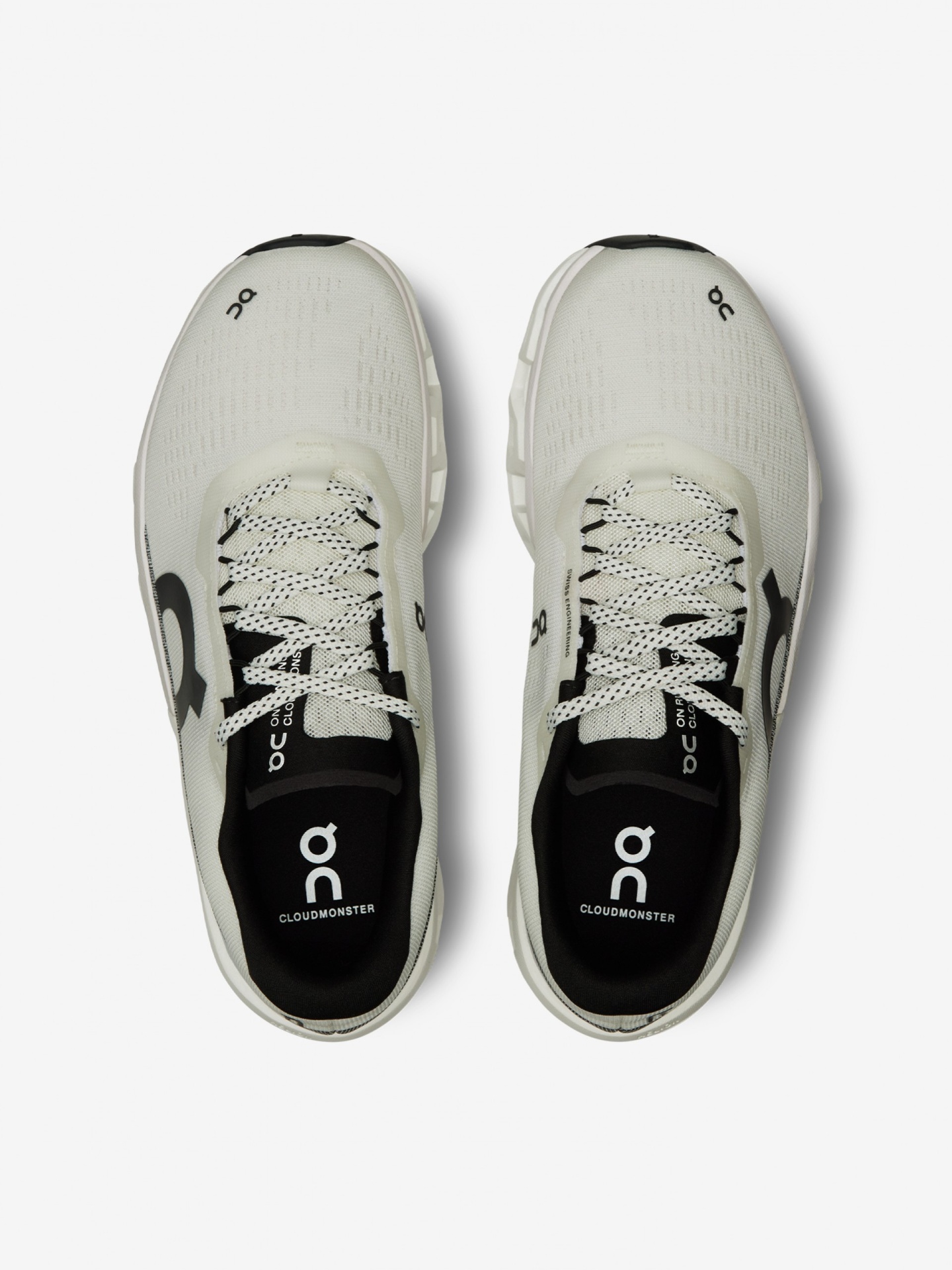 Sapatilhas desportivas brancas com detalhes pretos vistas de cima