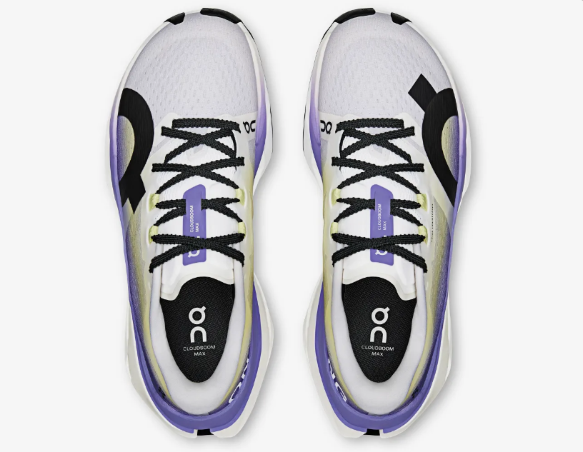 Sapatilhas desportivas brancas com detalhes roxos e pretos vista de cima