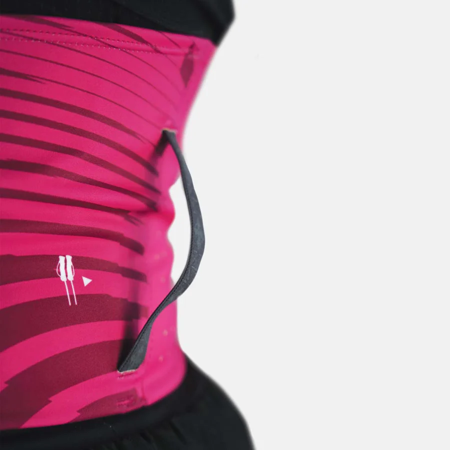 Faixa desportiva rosa com riscas horizontais e cordão preto na cintura