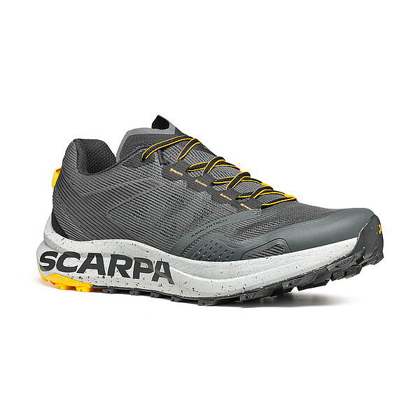 Ténis de corrida SCARPA cinza com sola branca e detalhes amarelos