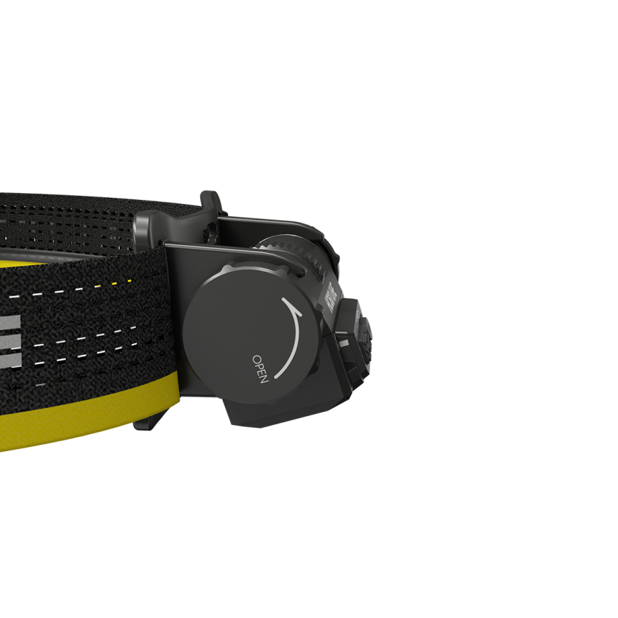 Banda elástica preta e amarela com componente plástico preto com texto OPEN e seta branca