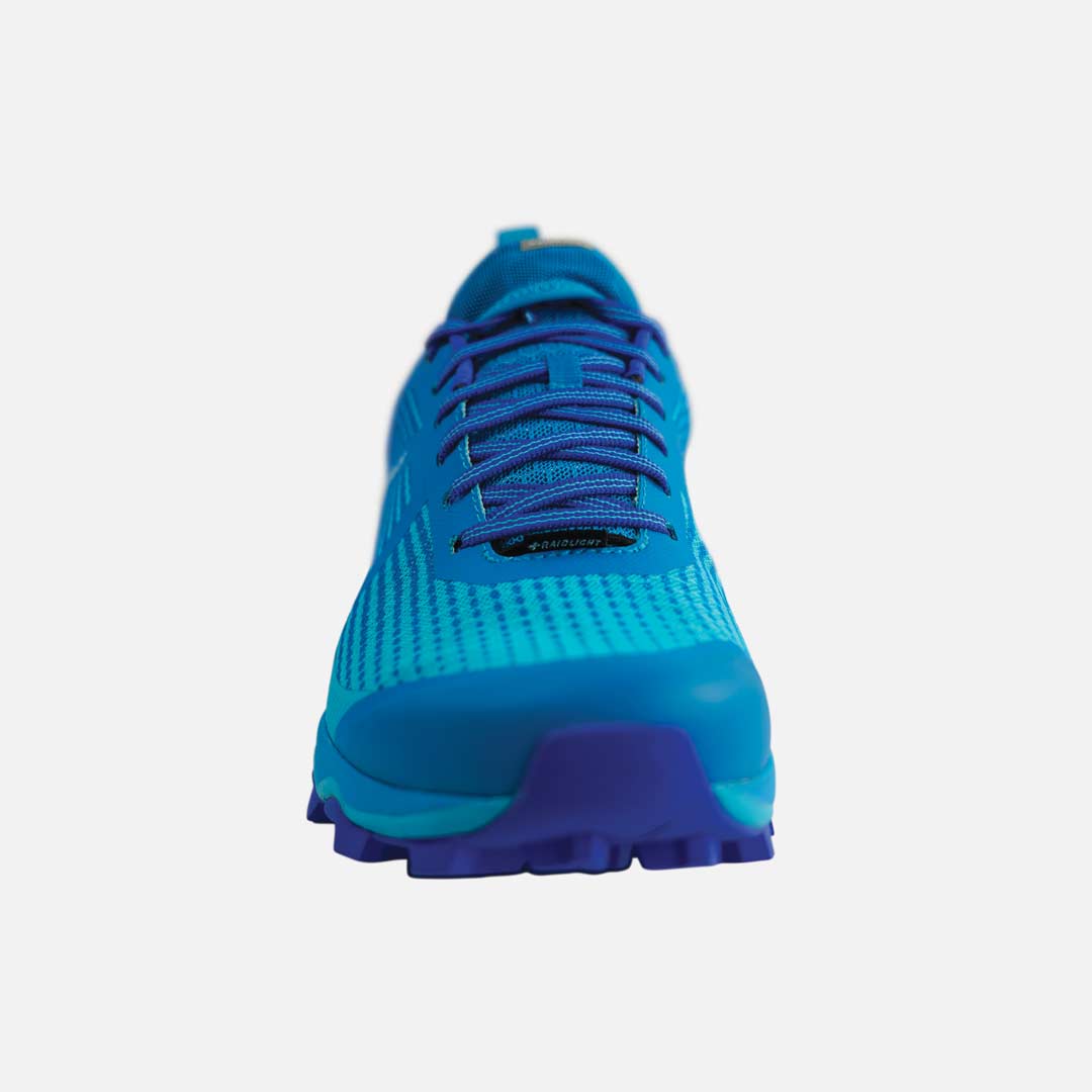 Ténis desportivo azul visto de frente com sola e atacadores azuis