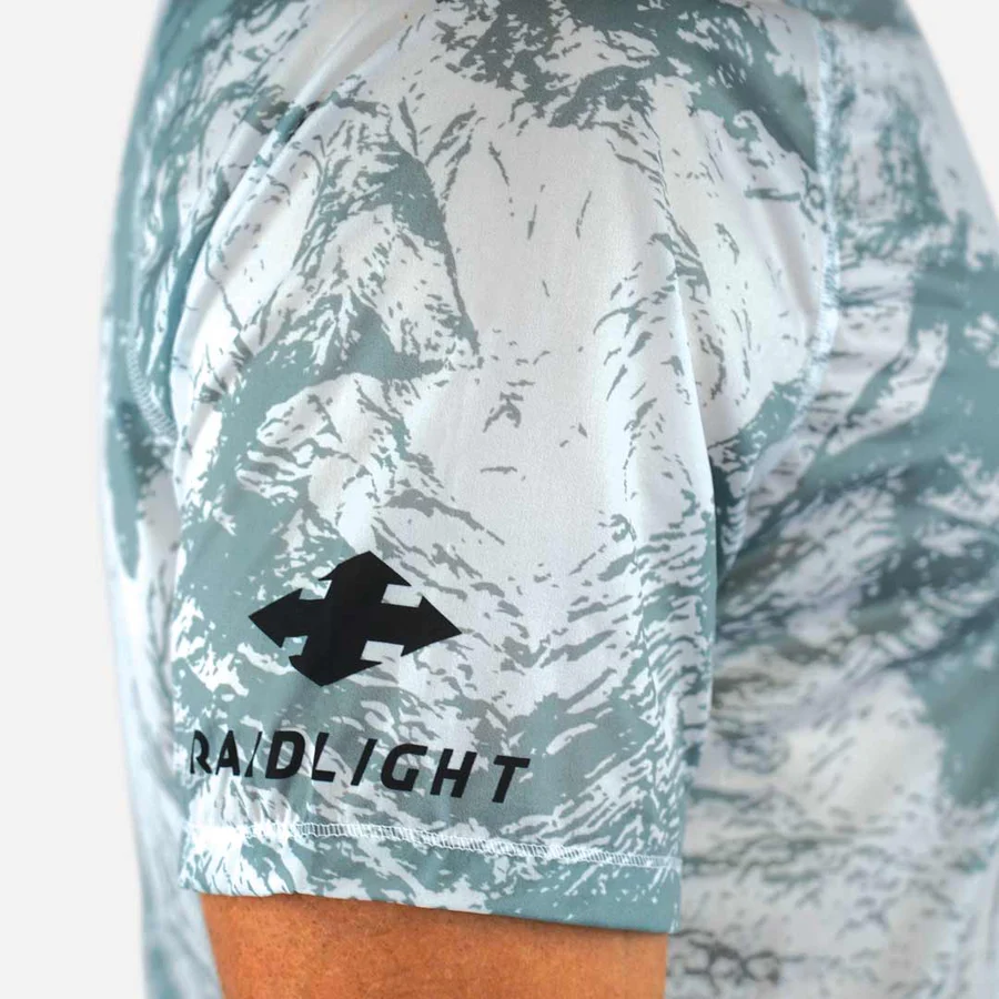 Manguito desportivo cinza e branco com logo RAIDLIGHT no braço