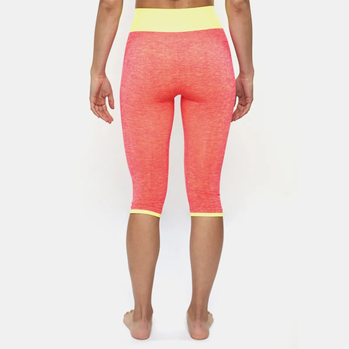 Leggings desportivas salmão e amarelas vistas por trás em fundo branco