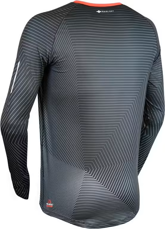 Camisola desportiva preta de manga comprida com padrões geométricos brancos e detalhes laranja
