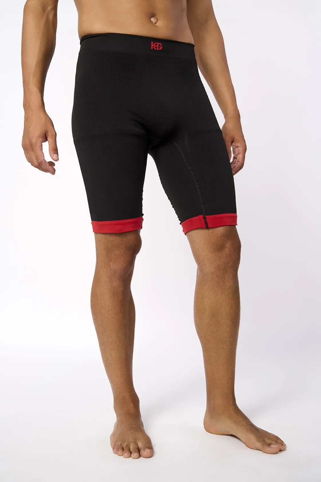 Calções desportivos pretos com bainha vermelha e logótipo KG no cós