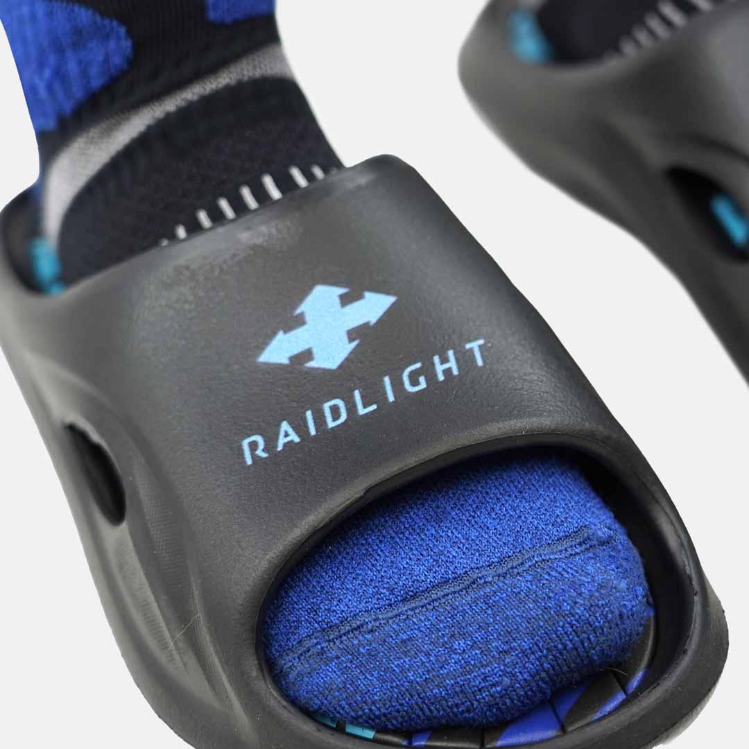 Chinelos pretos RAIDLIGHT com meias azuis